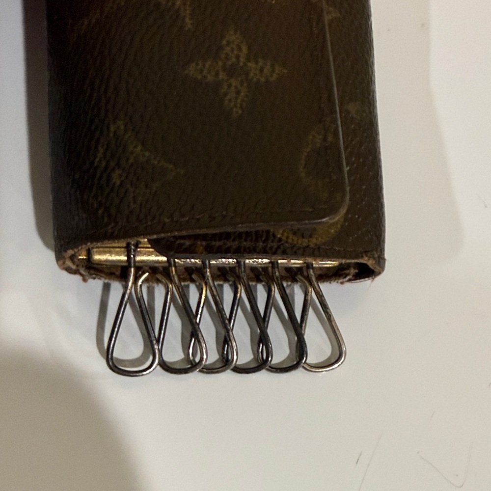 Louis Vuitton Authentic Key-Holder Louis Vuitton Unisex Key-Chain - Picture 4 of 14
